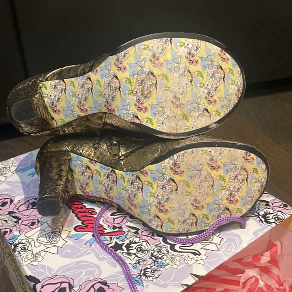 Irregular Choice Gold Meow booties. Statement piece. Go with anything. 🌟 - Picture 5 of 5